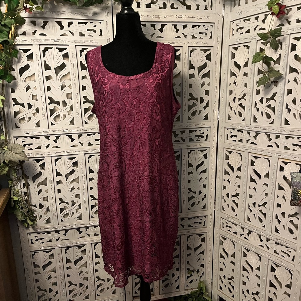 BEAUTIFUL BURGUNDY WINE LACE PAISLEY & FLOWERS SLEEVELESS FANCY MIDI DRESS